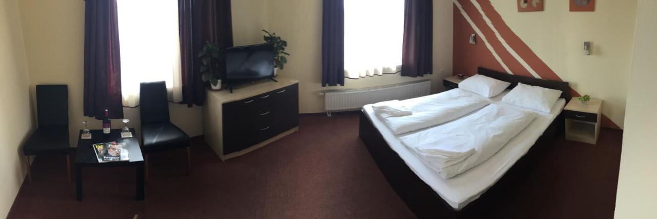 City Hotel Agoston 佩奇 外观 照片