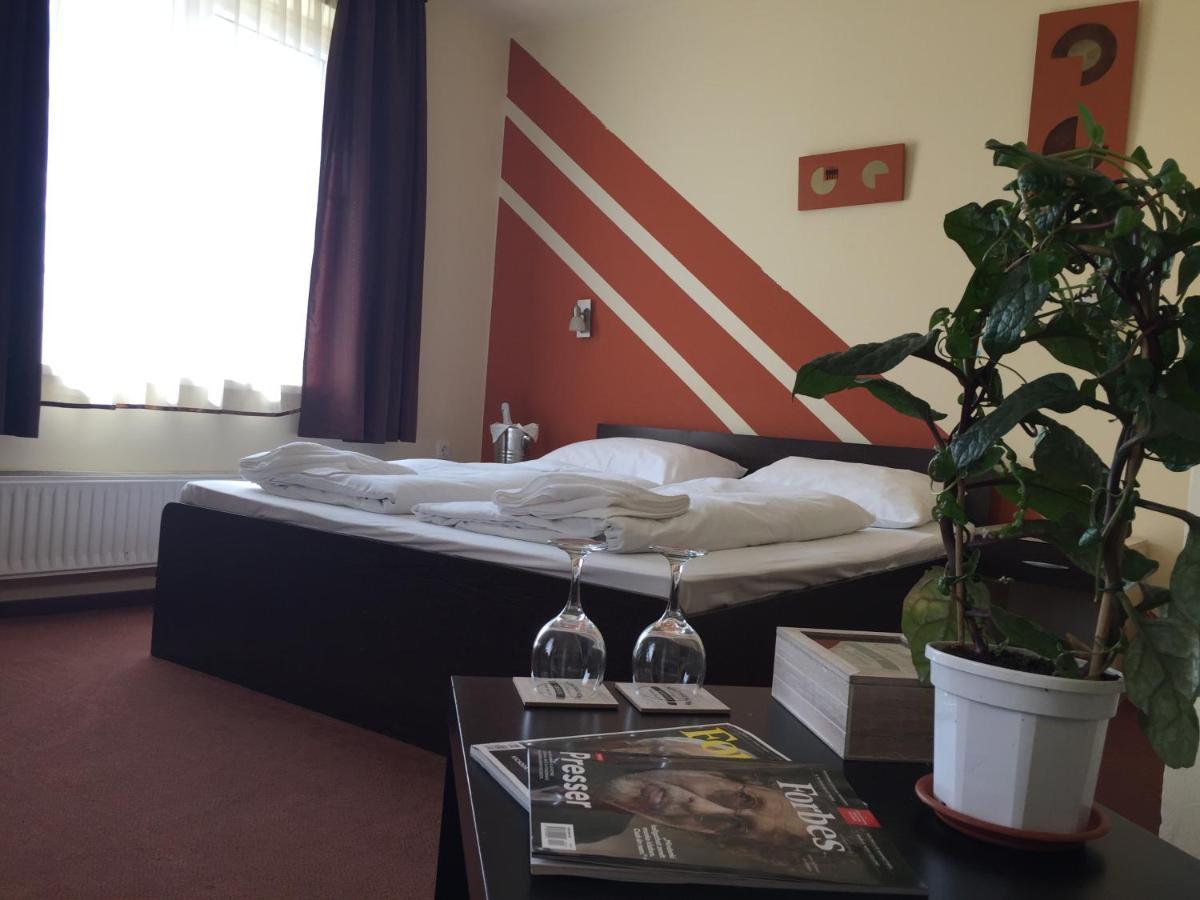 City Hotel Agoston 佩奇 外观 照片