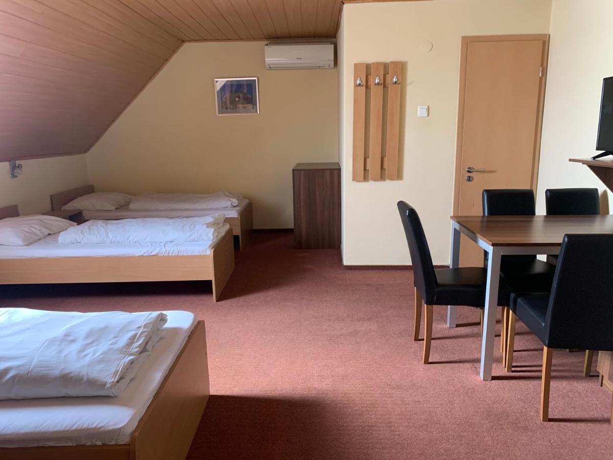 City Hotel Agoston 佩奇 外观 照片