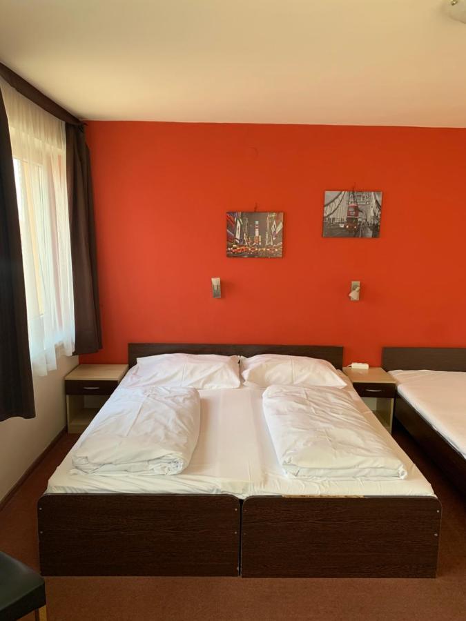 City Hotel Agoston 佩奇 外观 照片